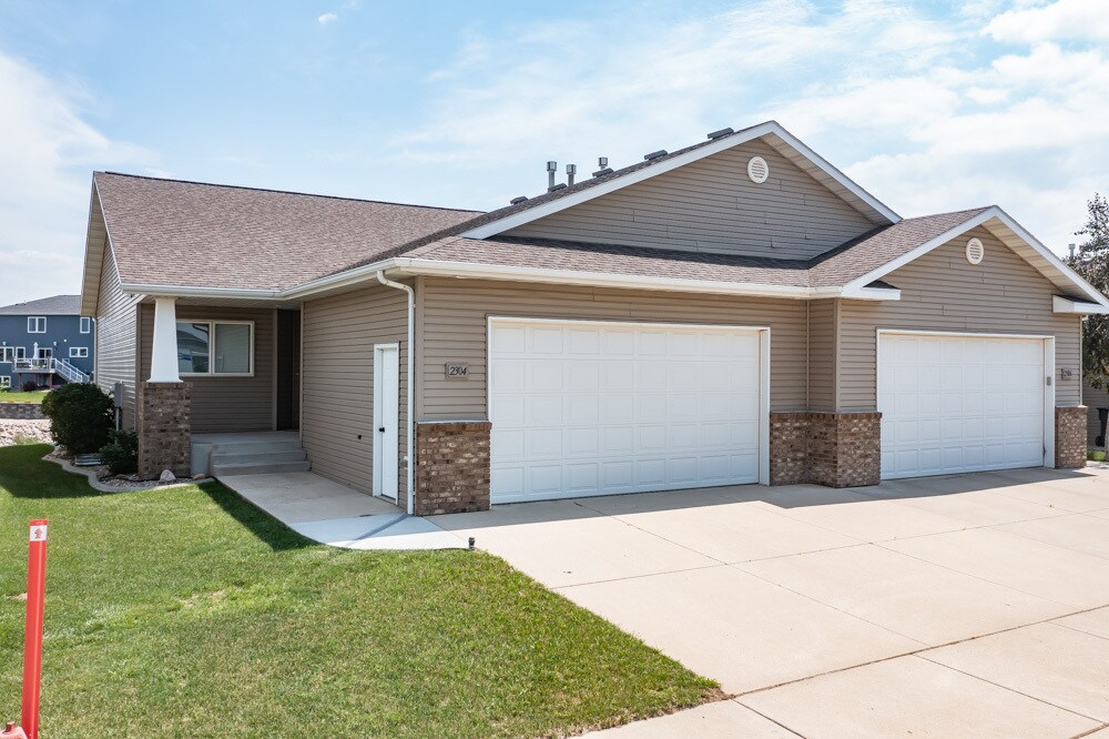 2304 Marina Rd SE, Mandan, ND 58554 Townhome Rentals in Mandan ND