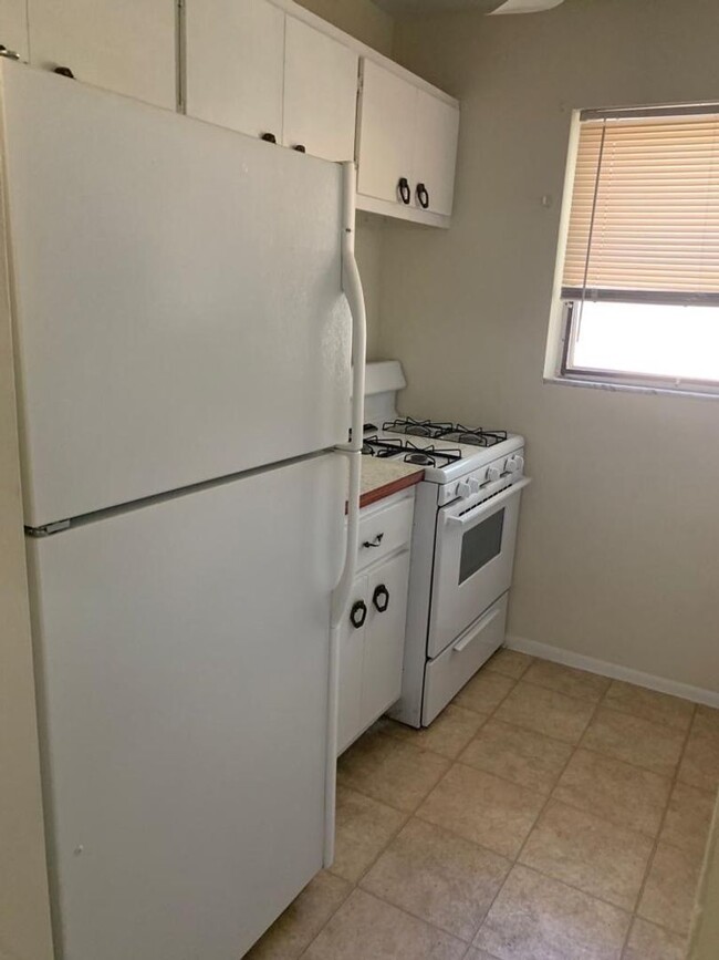 Building Photo - Nice 2 Bed 1 Bath, Unit Located in Quiet S...