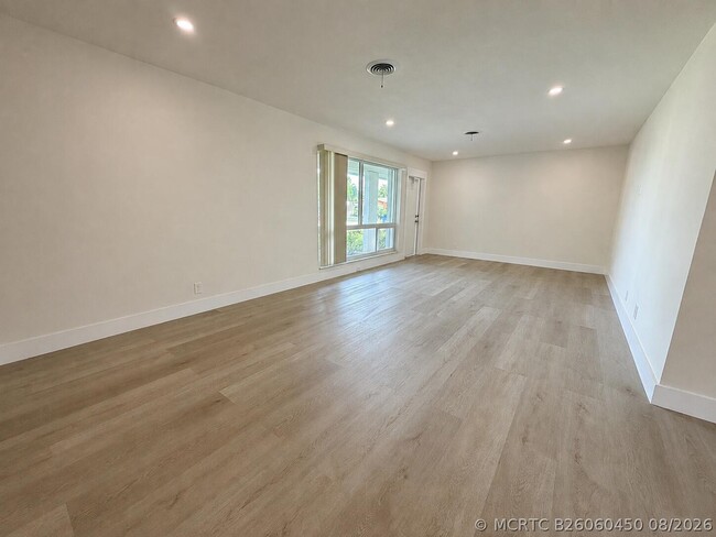 Building Photo - 2020 NE 56th Ct