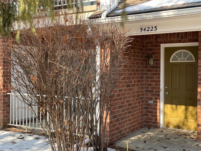 Building Photo - Shelby Twp 2-bedroom, 2-bath condo-style, private patio, 1st floor unit