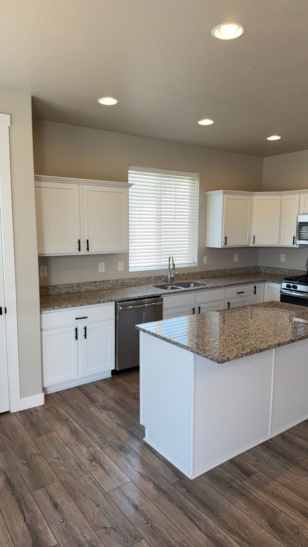 Building Photo - 5 Bedroom/3 Bathroom Harrisville!