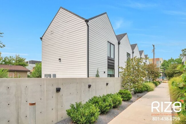 Building Photo - 841 S 200 W