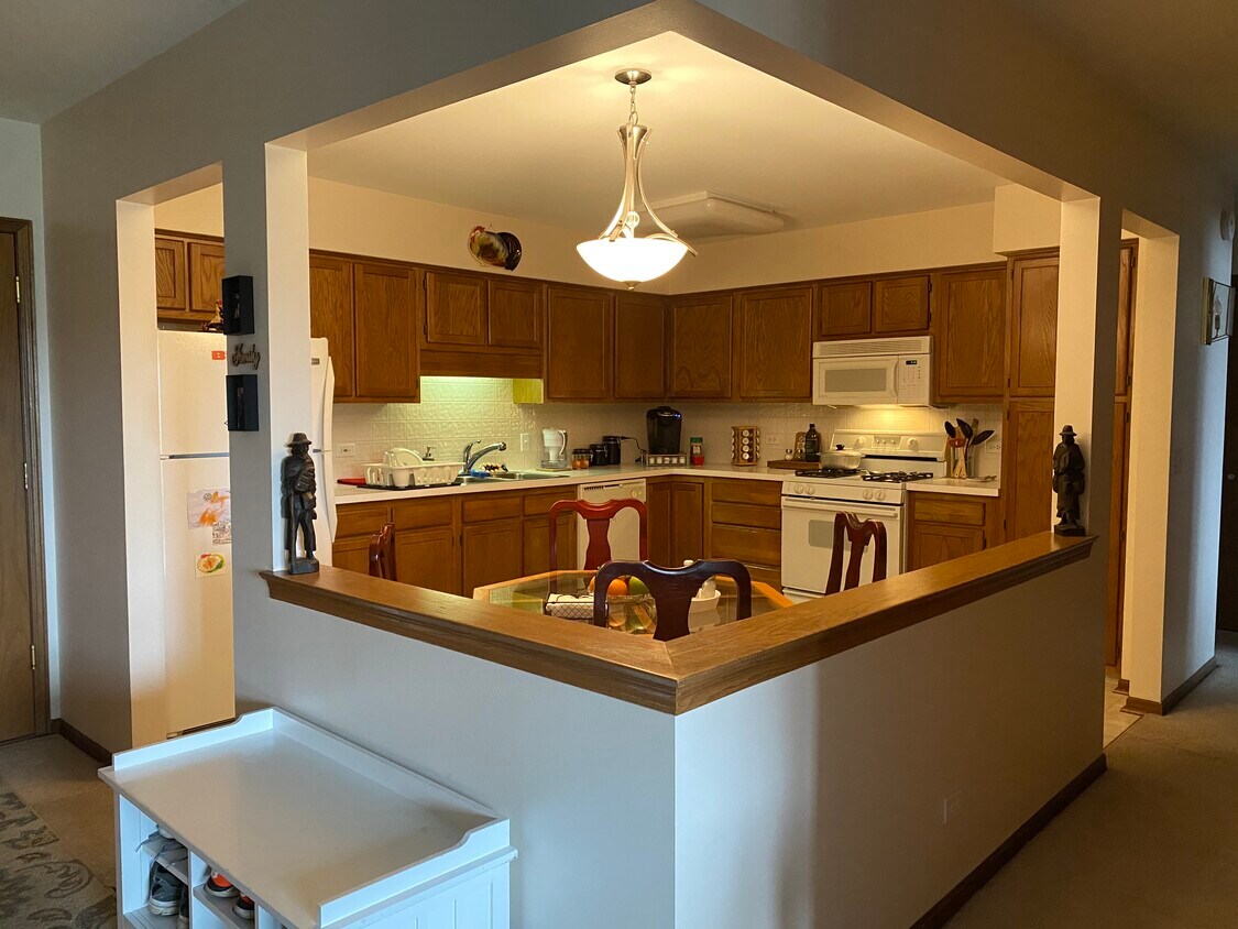 Eat-in kitchen - 6400 W Berteau Ave
