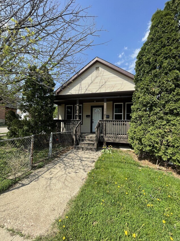 1997 University Ave, Dubuque, IA 52001 House for Rent in Dubuque, IA