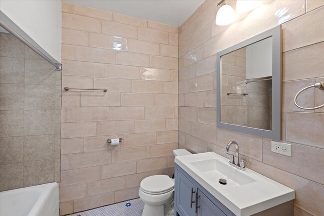 Foto del edificio - 5742 N Milwaukee Ave