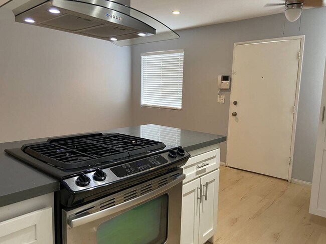 Foto del edificio - 302 Bicknell Ave