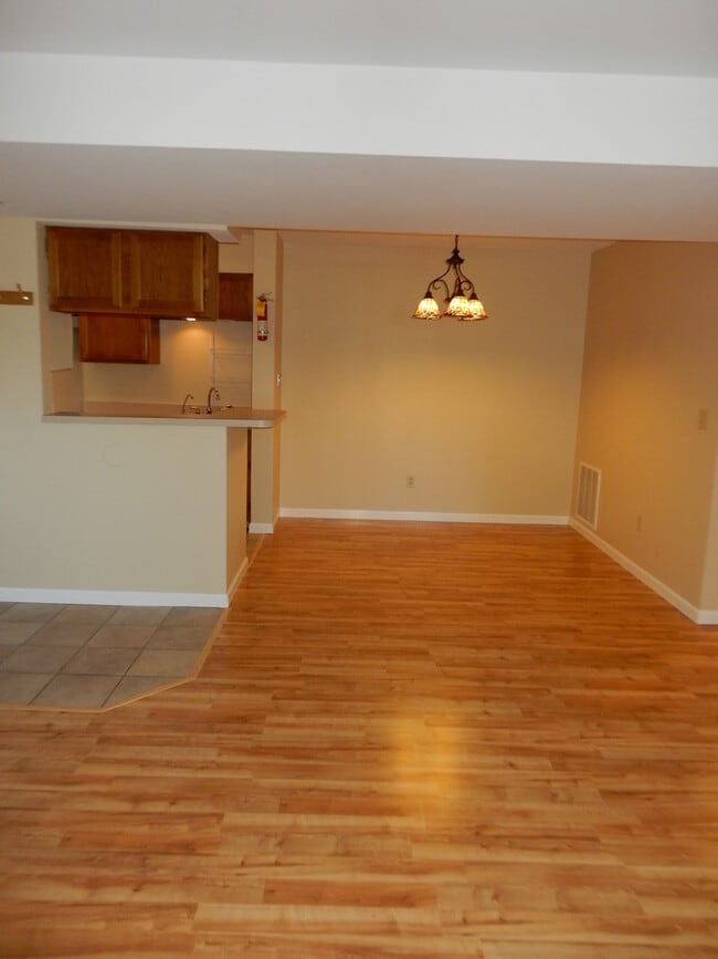 Building Photo - Charming 2 bed/ 2 bath condominium located in Gunbarrel's Hunter Creek. Next to beautiful park!