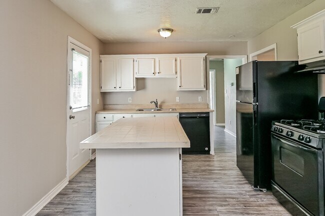 Building Photo - 712 McCardell Dr