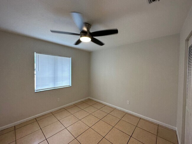 Building Photo - 2 Bed/1 Bath recently updated unit in SW G...