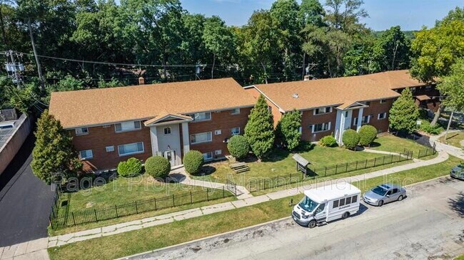 Foto del edificio - 130 Flintridge Dr