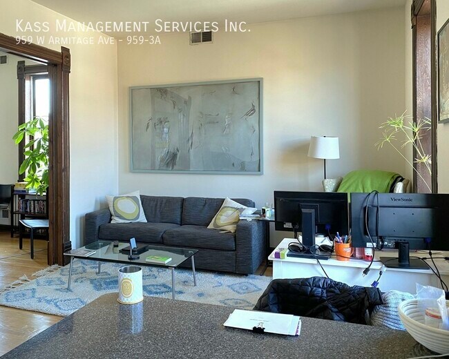 Foto del edificio - Spacious Lofty Apartment in the Heart of L...