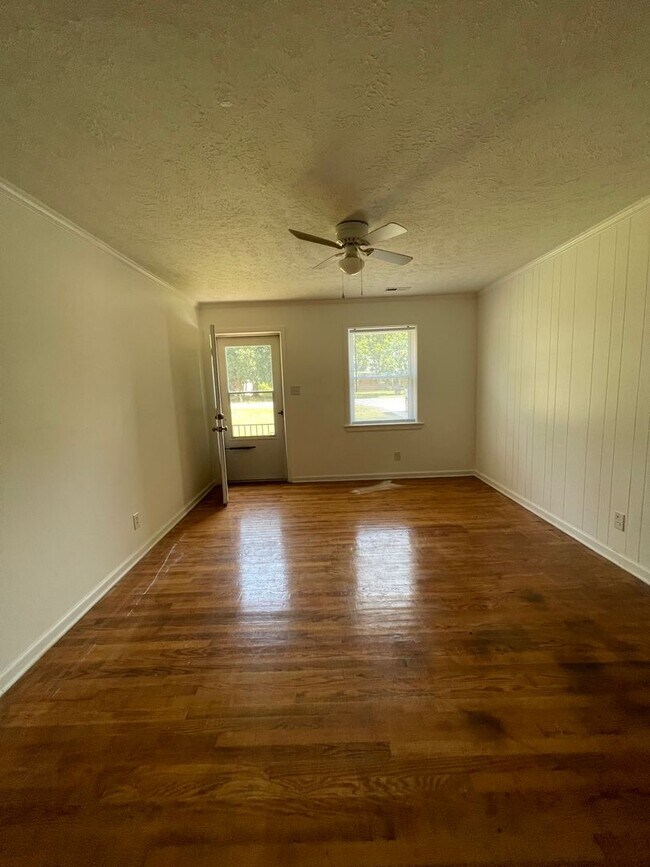 Building Photo - WONDERFULLY RENOVATED BRICK RANCH! 4 BR, 2...