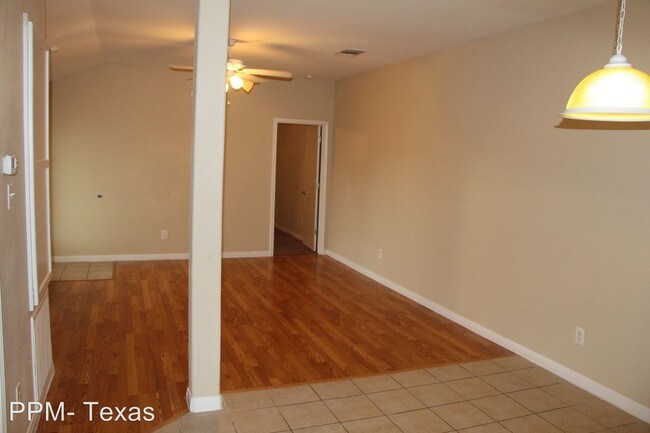 Building Photo - 1009 Iola Dr