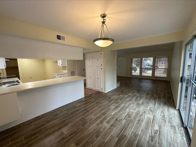 Building Photo - 7 Basal Briar Ct