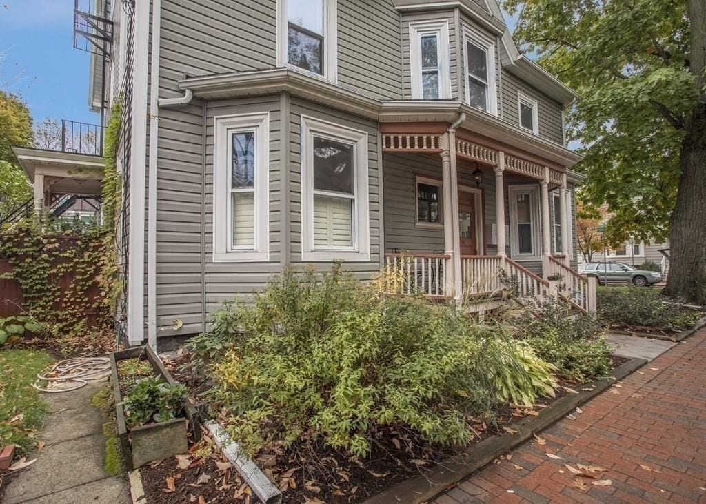 Primary Photo - 64 Frost St