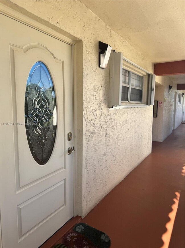 Building Photo - 9811 N Hollybrook Lake Dr