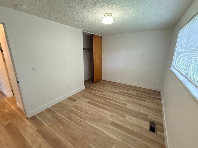 Building Photo - Cute 3 bedroom 1 bath Close to Brentwood City Park and freeway access.