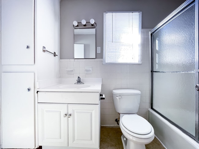 Charlotte NC Apartments For Rent | Arcadian Village | Bathroom - Arcadian Village Apartment Homes