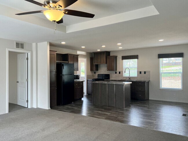 Building Photo - Great Location, 3 bed 2 bath with carport....