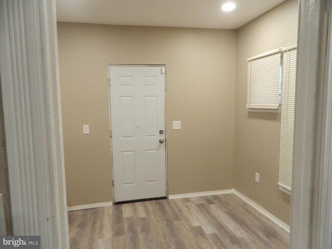 Foto del edificio - 313 E Oak St