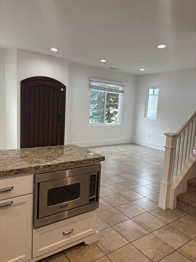 Foto del edificio - Welcome Home to Grafton Terrace! Ideally l...