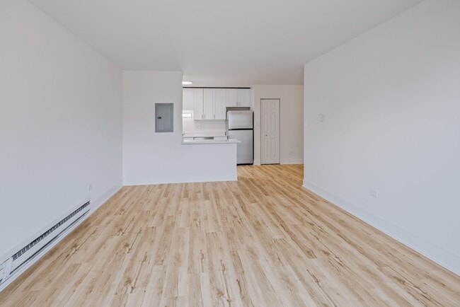 Building Photo - Modern 2 Bedroom Apartments | Recently Renovated | Pet Friendly | Prime Location