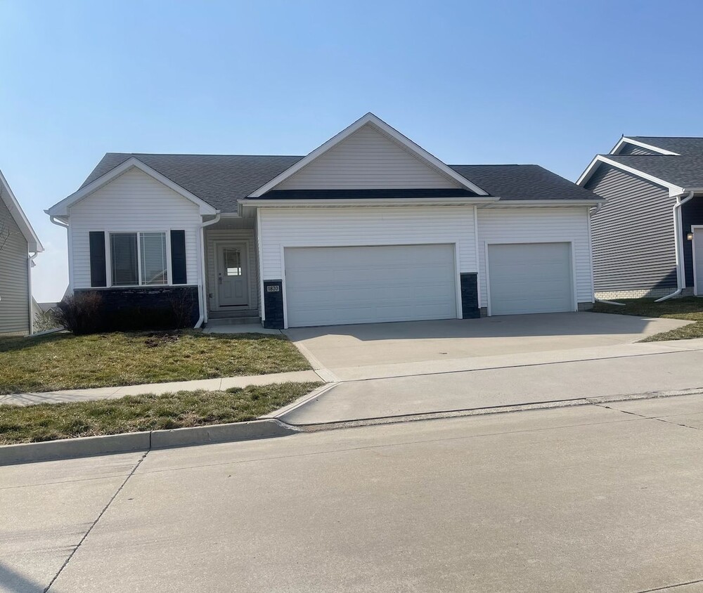 Foto principal - 4 bedroom / 3 bath home in Waukee- Contact...