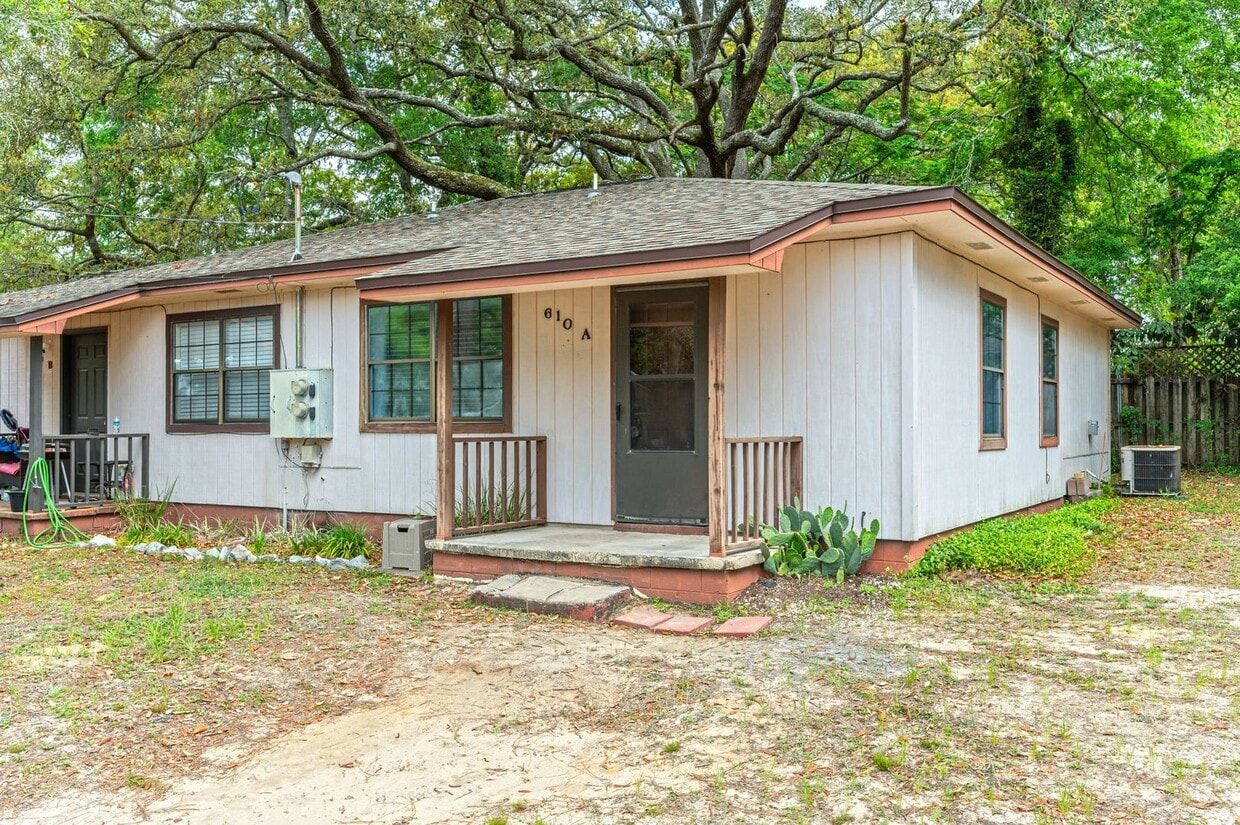 Primary Photo - Cozy duplex in the heart of Niceville!