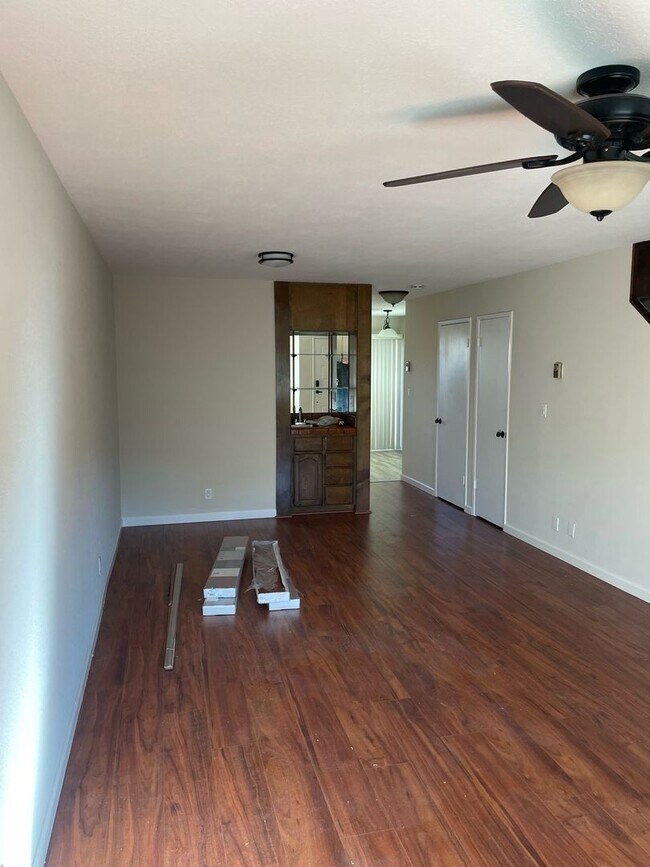 Building Photo - Beautifully Updated Condo Close to Santa C...