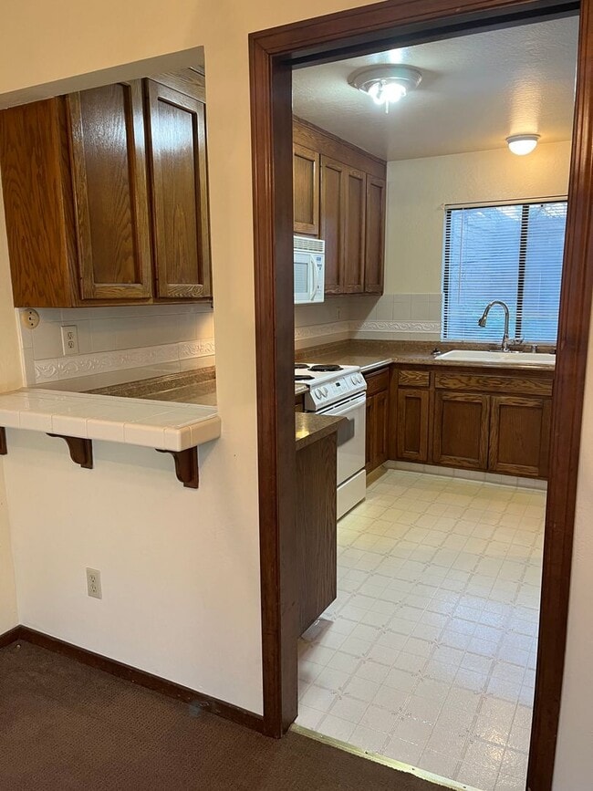 Building Photo - Northeast Santa Rosa 3 bedroom 3 bathroom ...