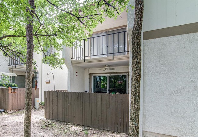 Building Photo - 6910 Hart Ln