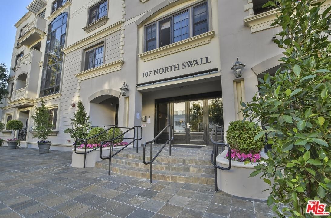 Foto principal - 107 N Swall Dr