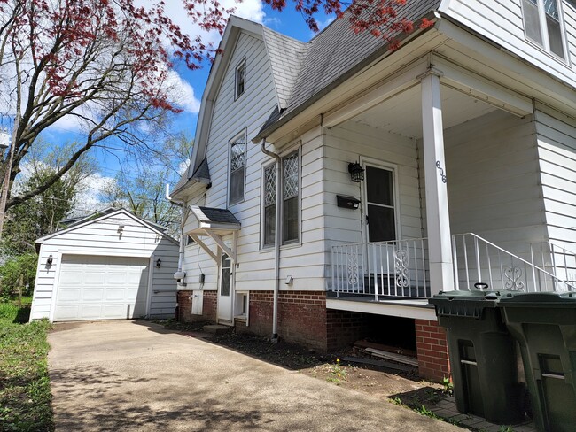 Building Photo - 606 W Illinois St