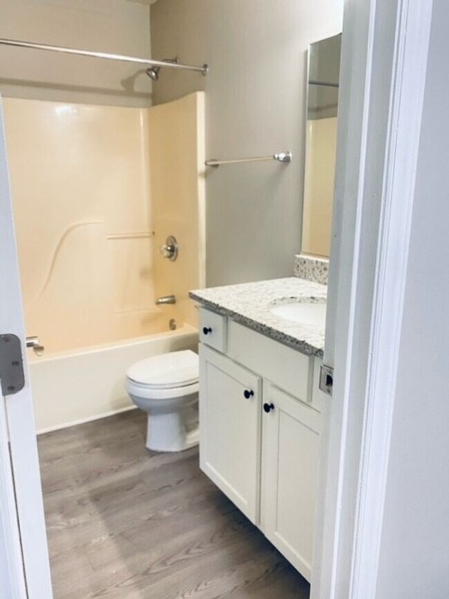 Foto del edificio - Large 2 Bedrooms w/ 2 Bath - Fully Renovated
