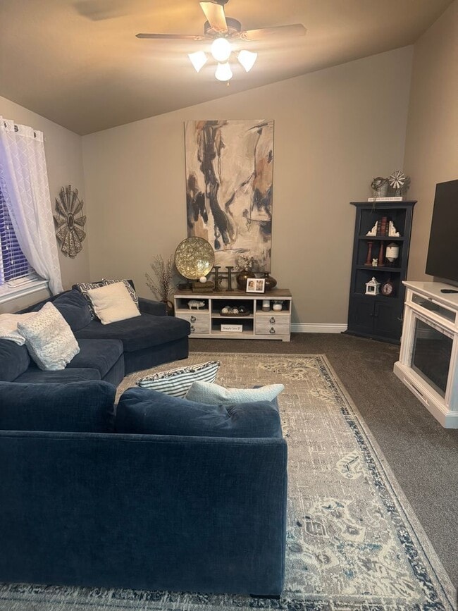 Building Photo - 5 bedrooms 3.5 bathrooms in Sugar City