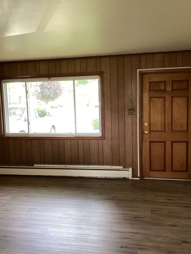 Building Photo - Charming and Well-Maintained 3-Bedroom Dup...