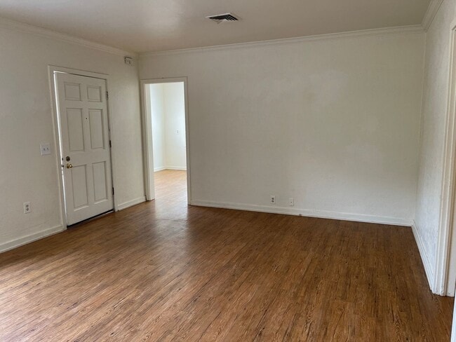 Foto del edificio - 3 Bedroom 1 Bath Home w/ 2 Car Garage