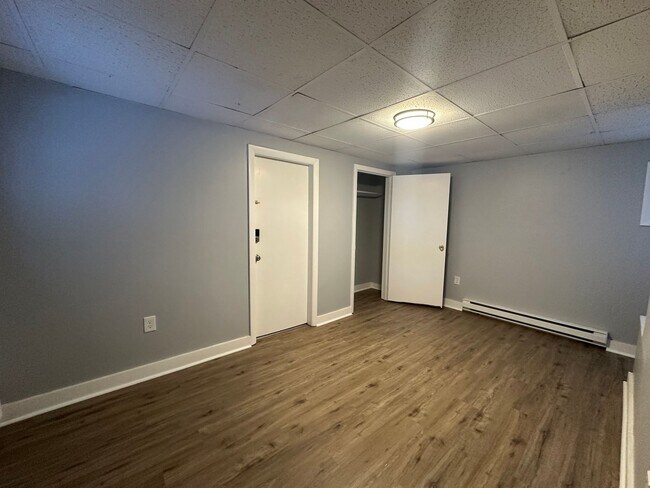 Foto del edificio - Beautifully Renovated Multilevel 2-Bedroom...