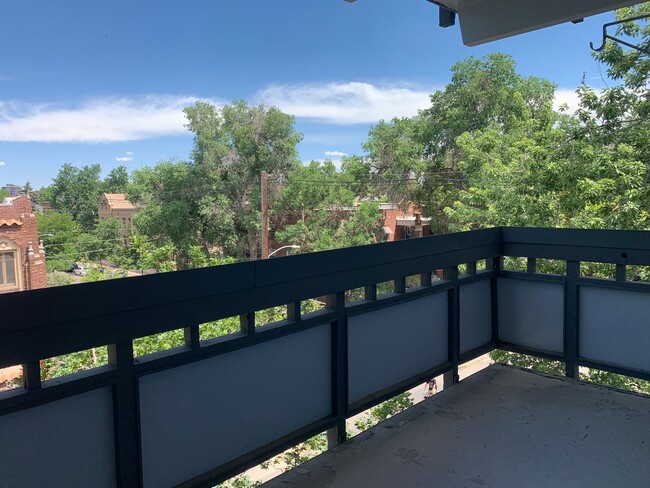Foto del edificio - 2 Bedroom 1 Bath Condo With Tons of Charac...