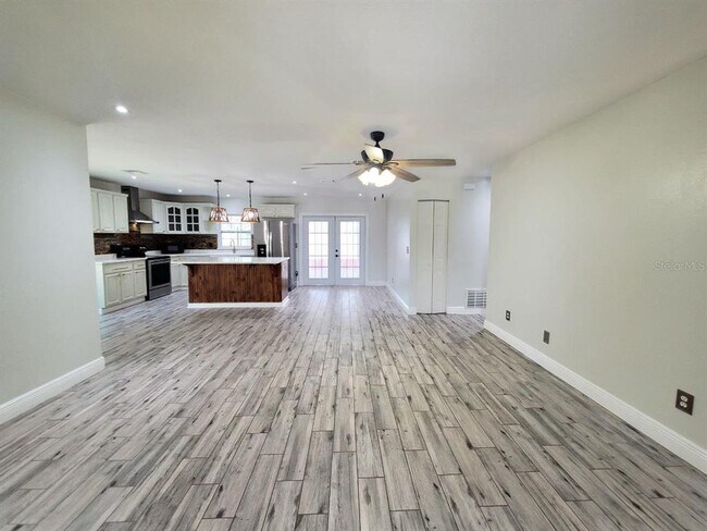 Foto del edificio - 6832 Swain Ave