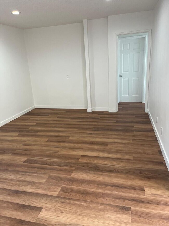 Building Photo - Beautiful Apartment in Panorama City