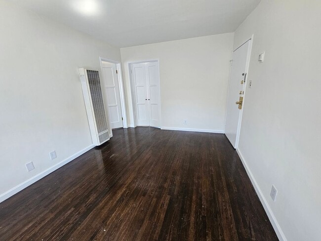 Building Photo - 1448 S Dunsmuir Ave