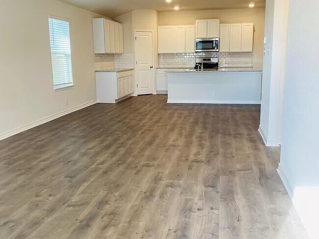Building Photo - SPACIOUS San Antonio HOME