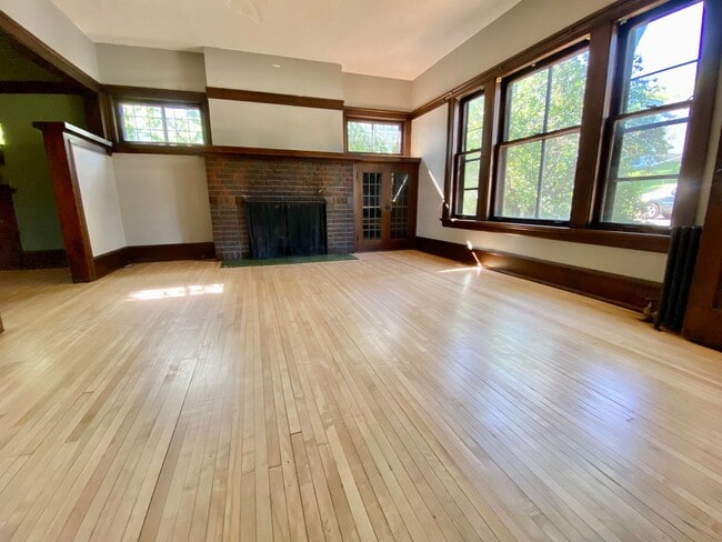 Building Photo - 2016-2018 E 6th Street