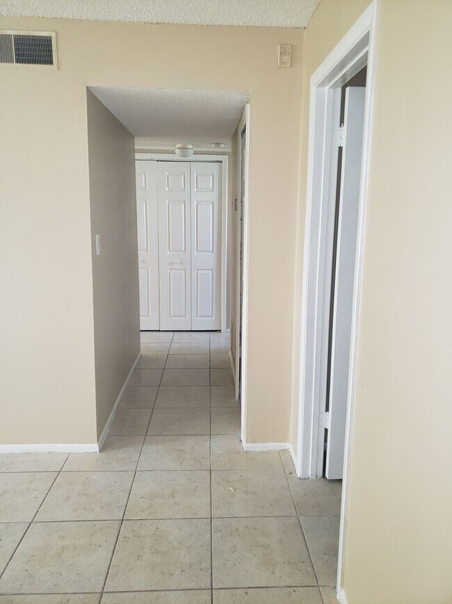Foto del edificio - Nice and Spacious Condo 2Bed/1Bath