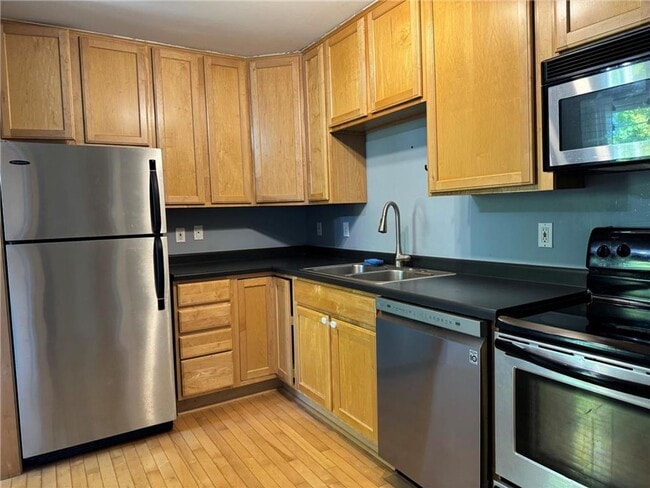 Building Photo - Bright, Stylish Corner 2 Bedroom Unit in an Awesome Location!