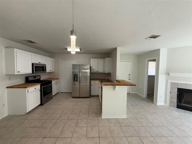 Building Photo - 2900 Kestrel Dr