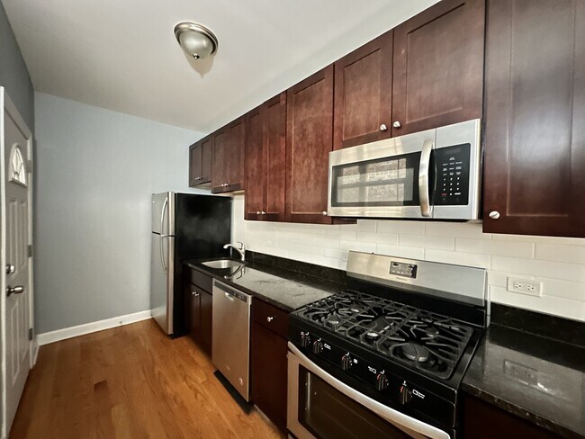 Foto del edificio - 1640 W Pratt Blvd