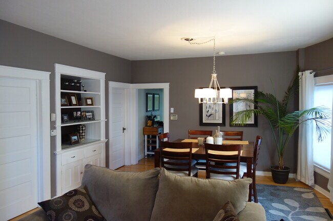 Foto del edificio - Updated Bungalow in Prime Highland's Location