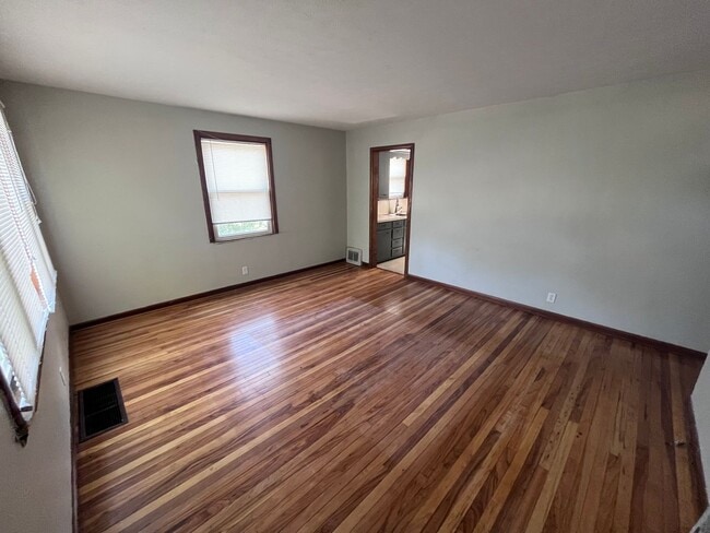Building Photo - 3 Bedroom House